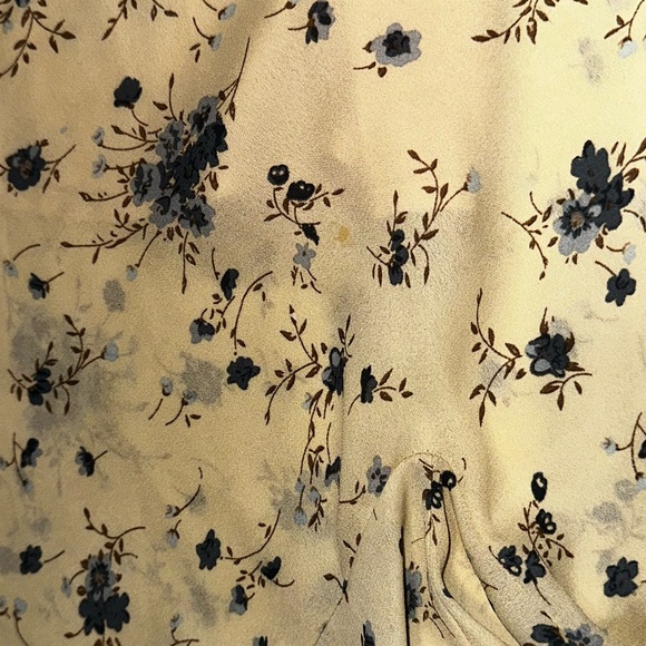 ⭐️5 for $25⭐️ ditsy floral midi skirt - Picture 4 of 8